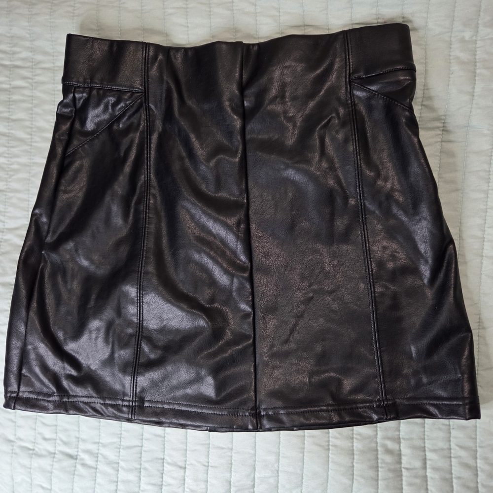 Chic Black Faux Leather Mini Skirt